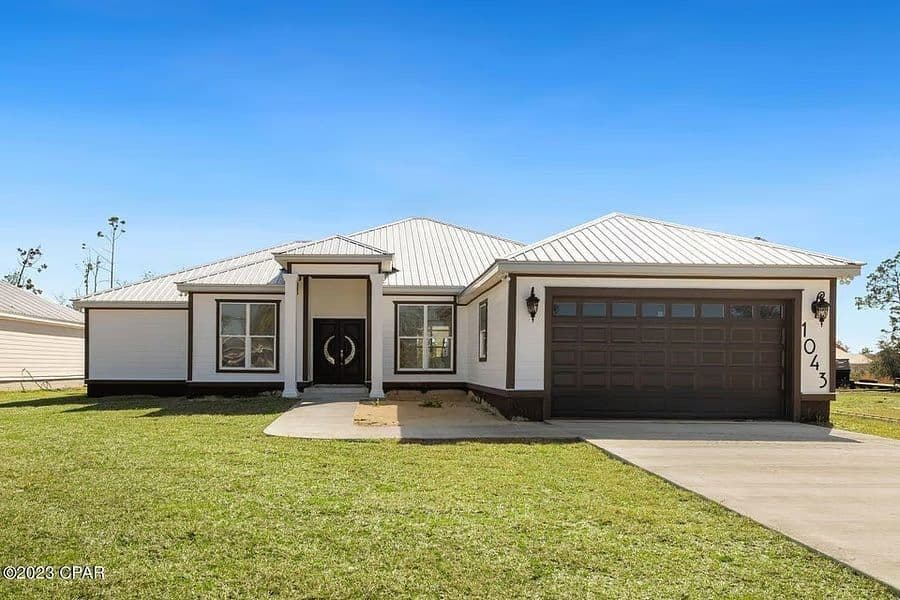 3BR Executive Home Near Tyndall AFB – Garage, Yard & Bay Views