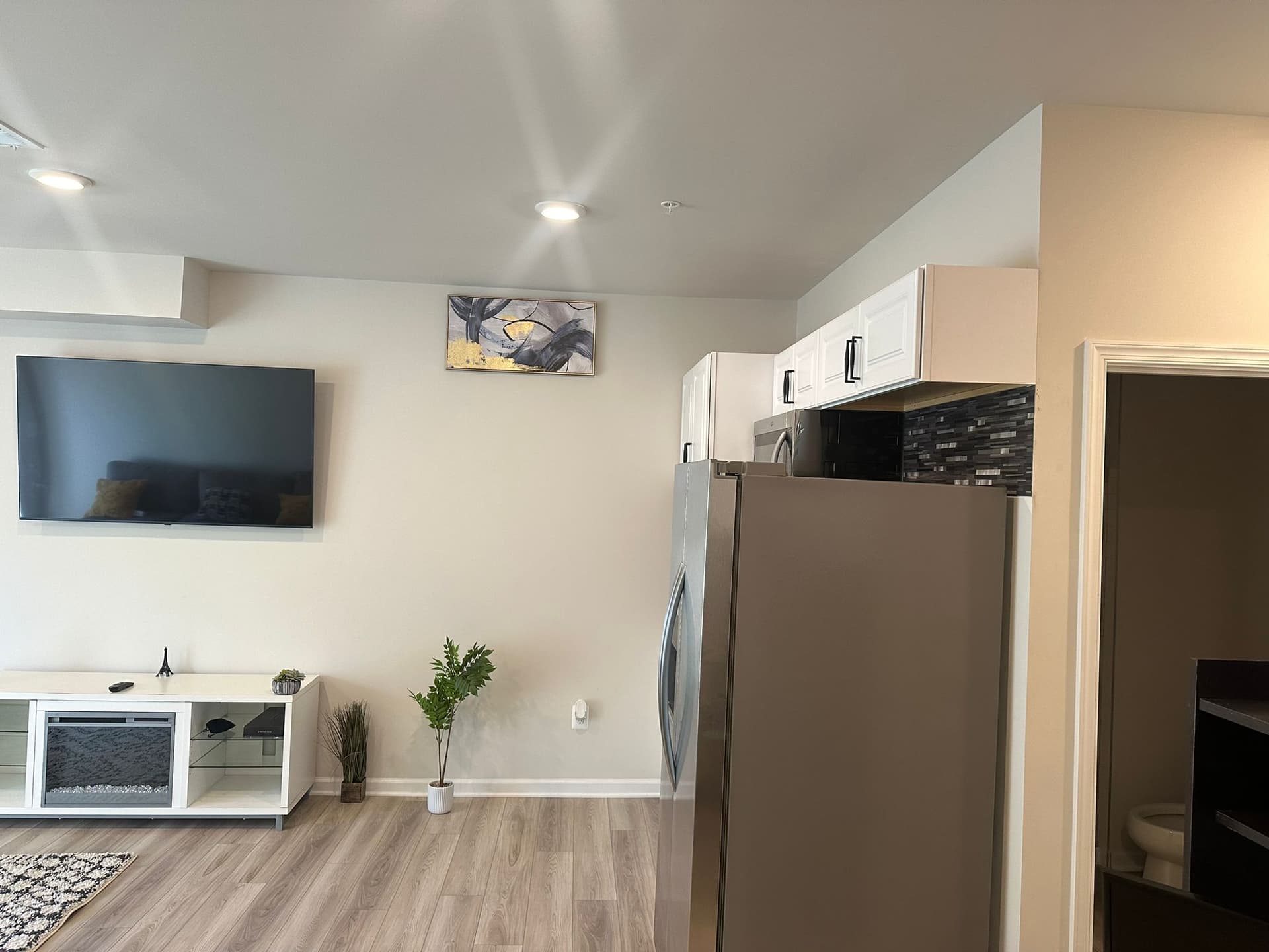 A beautiful floor-level studio home in Upper Marlboro awaits you. Our cozy, new, private basement suite is ready to welcome you. Relax in this quiet neighborhood after a day of exploring Washington DC, National Harbor, Six Flags Amusement Park, Annapolis, Andrews Air Force Base, Chesapeake Bay, FedEx Field and the Baysox Baseball Stadium. You can also enjoy events at the Show Place Arena & Equestrian Center. This suite offers its own private entrance and free street parking . Car might be needed.