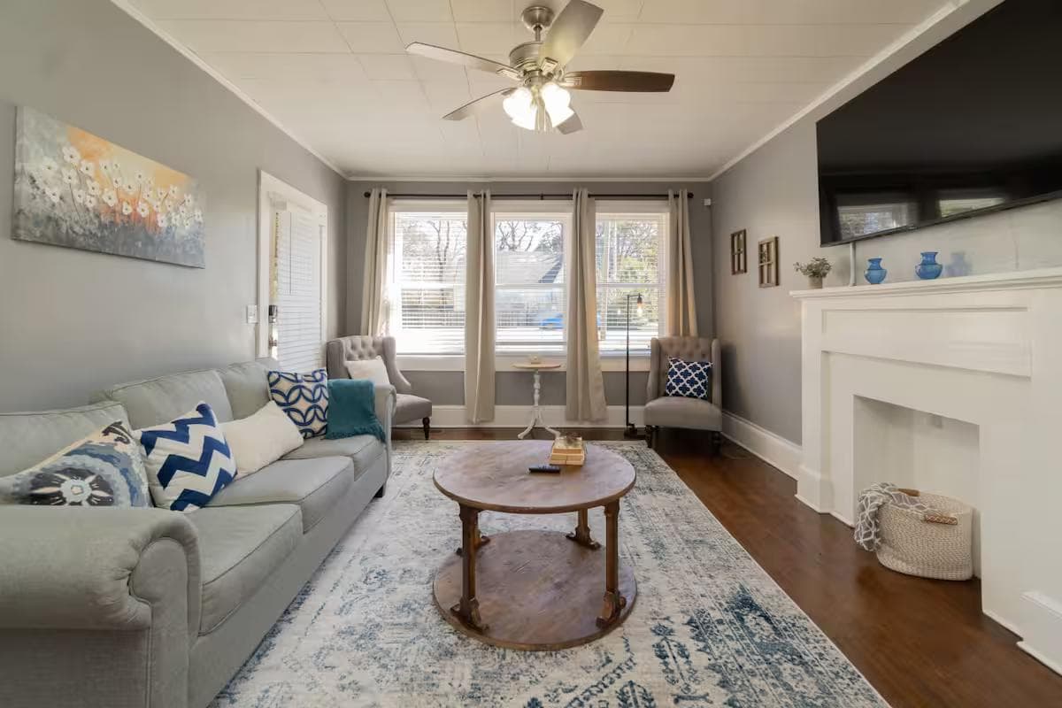 Entire 2BR 1BA Serviced Apartment - Sleeps 6, Full Kitchen