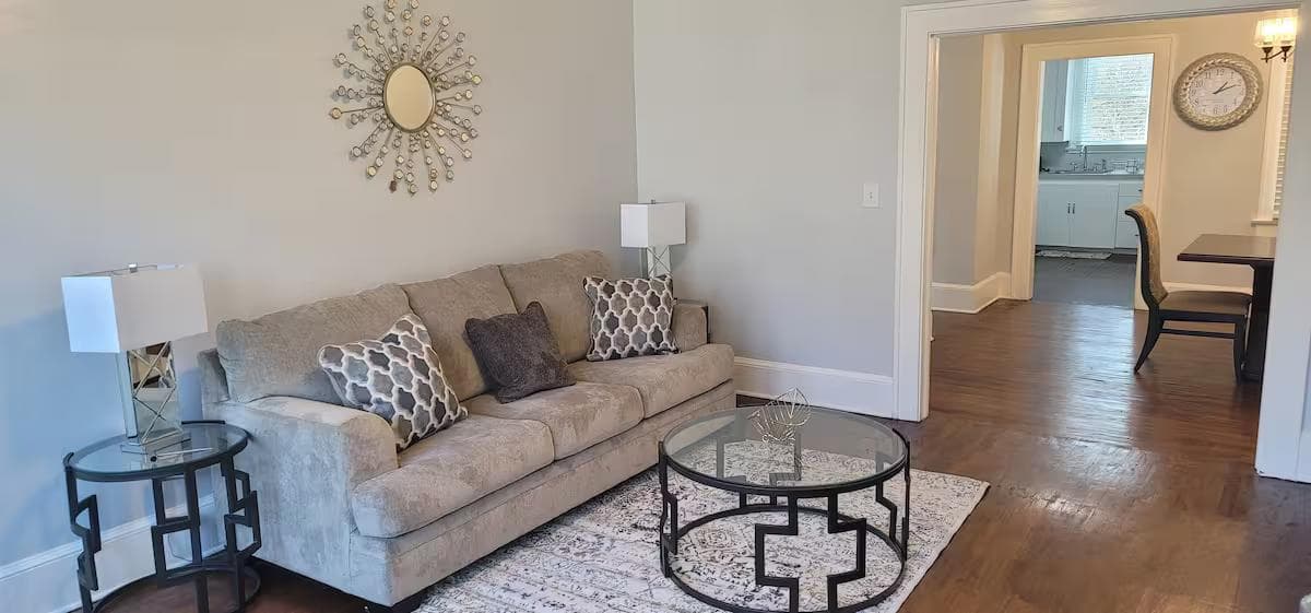 Modern 2 Bed 1 Bath Serviced Apartment - Sleeps 6, Full Kitchen