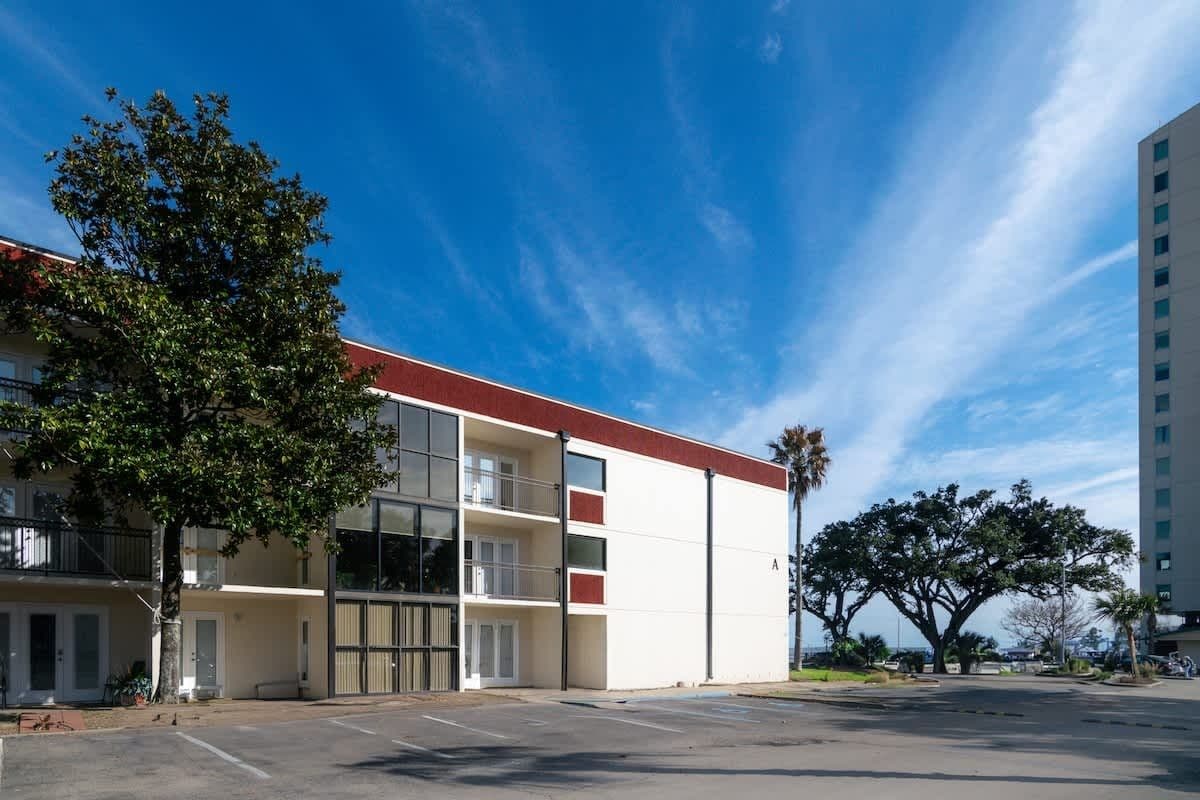 Beachside 2BR/2BA TDY Condo Near Keesler Air Force Base with Elevator Access