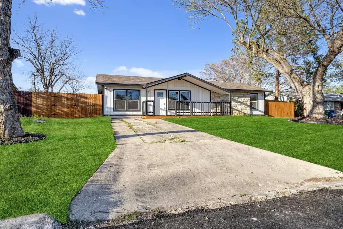 Central 3-Bed, 2-Bath Home Near Randolph AFB – Quick Access to San Antonio Hotspots