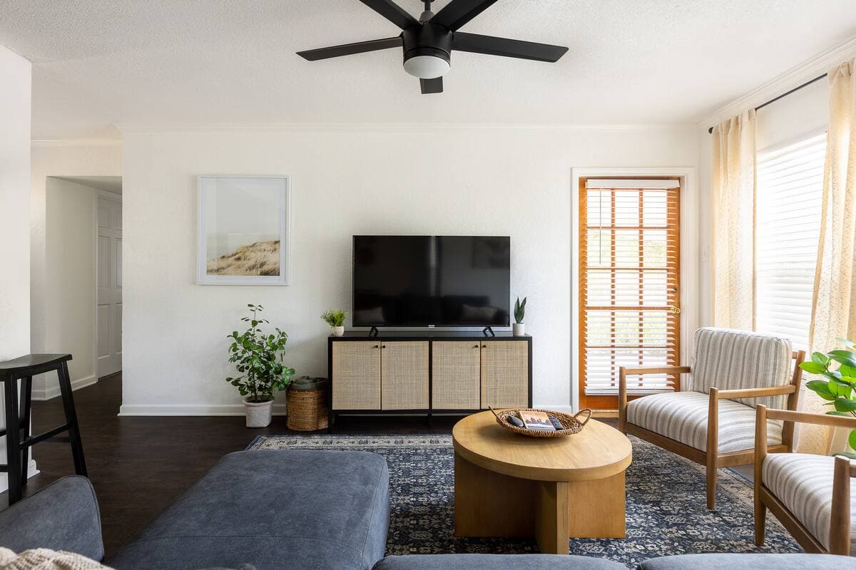 Centrally located mins from airport, mall, & DT!
