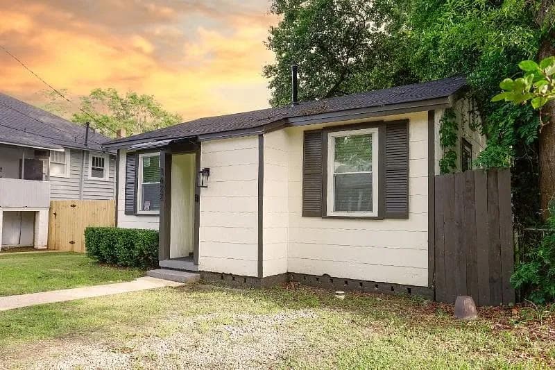 Charming Capitol Heights Cottage Near Maxwell AFB – King Bed, Fast Wi-Fi & Modern Amenities