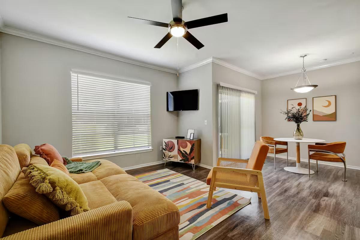 Cozy 1BR/1BTH Charming Urban Retreat W/Pool