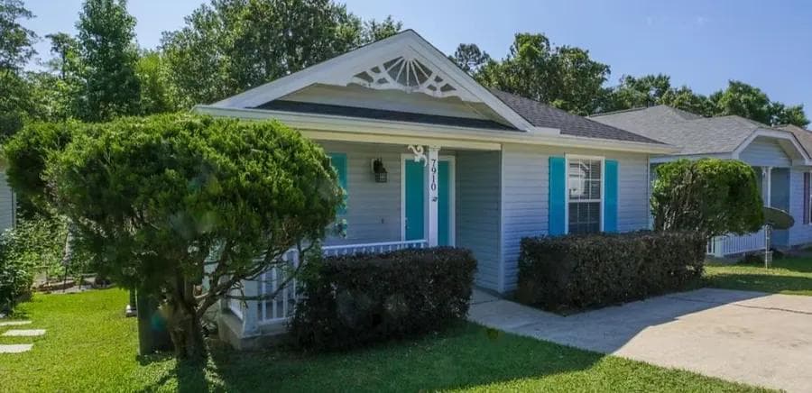 Cozy 2BR Home with Deck & Kayaks Near Pensacola NAS