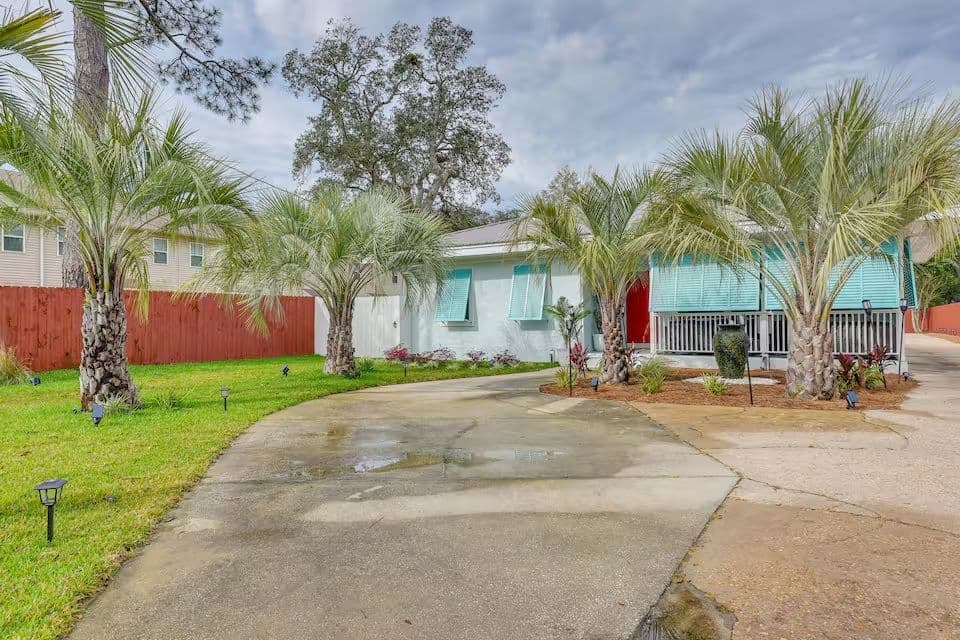 Cozy 2BR Retreat Near Hurlburt AFB – Hot Tub, Porch & Beach Access Nearby