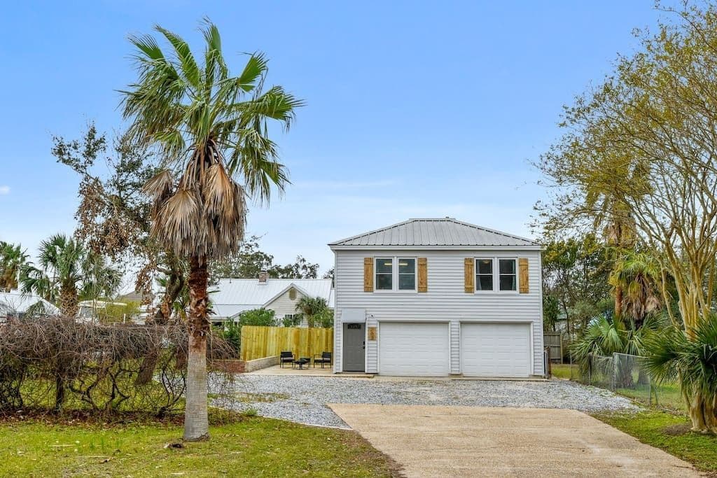 Cozy Beachside Cottage Near Keesler AFB – 1BR/1BA with Gulf Views & Steps to Downtown Gulfport