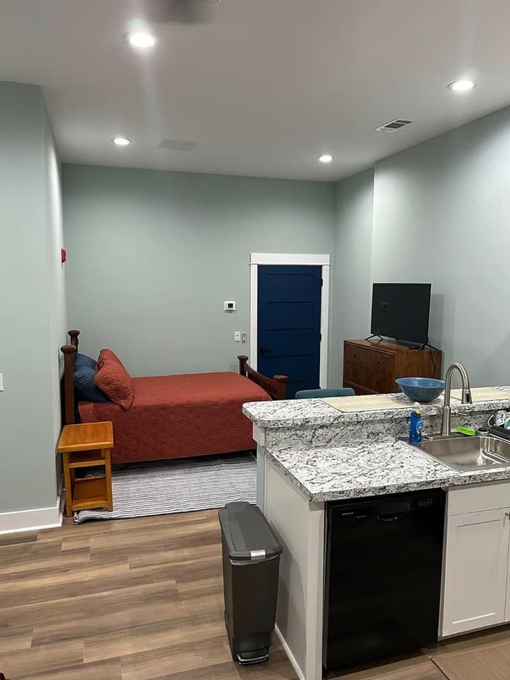 Cozy Furnished Studio Near Kings Bay AFB with Private Entrance