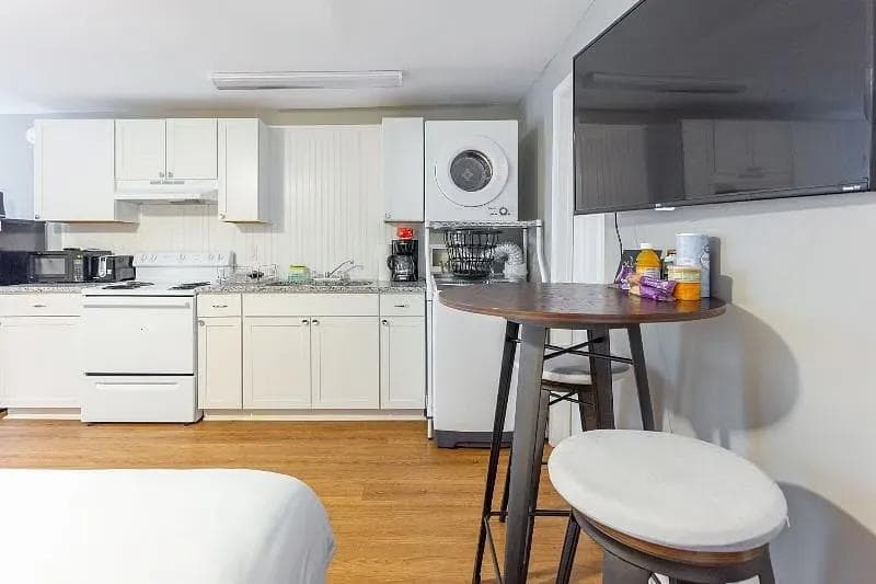 Cozy Private Studio Near Maxwell AFB – In-Unit Laundry, Fast Wi-Fi & Pet-Friendly