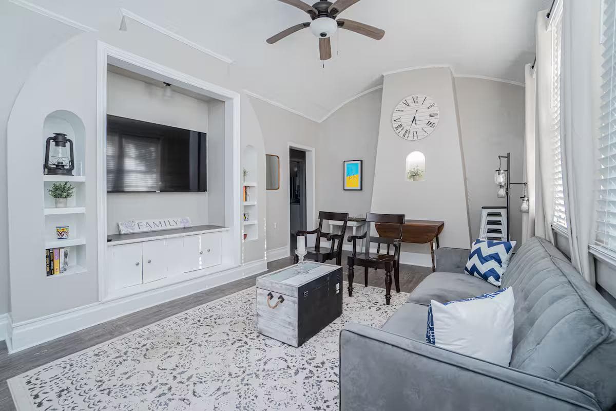 Classy Cloverdale Duplex Montgomery - 2 King Beds, Porch, Laundry