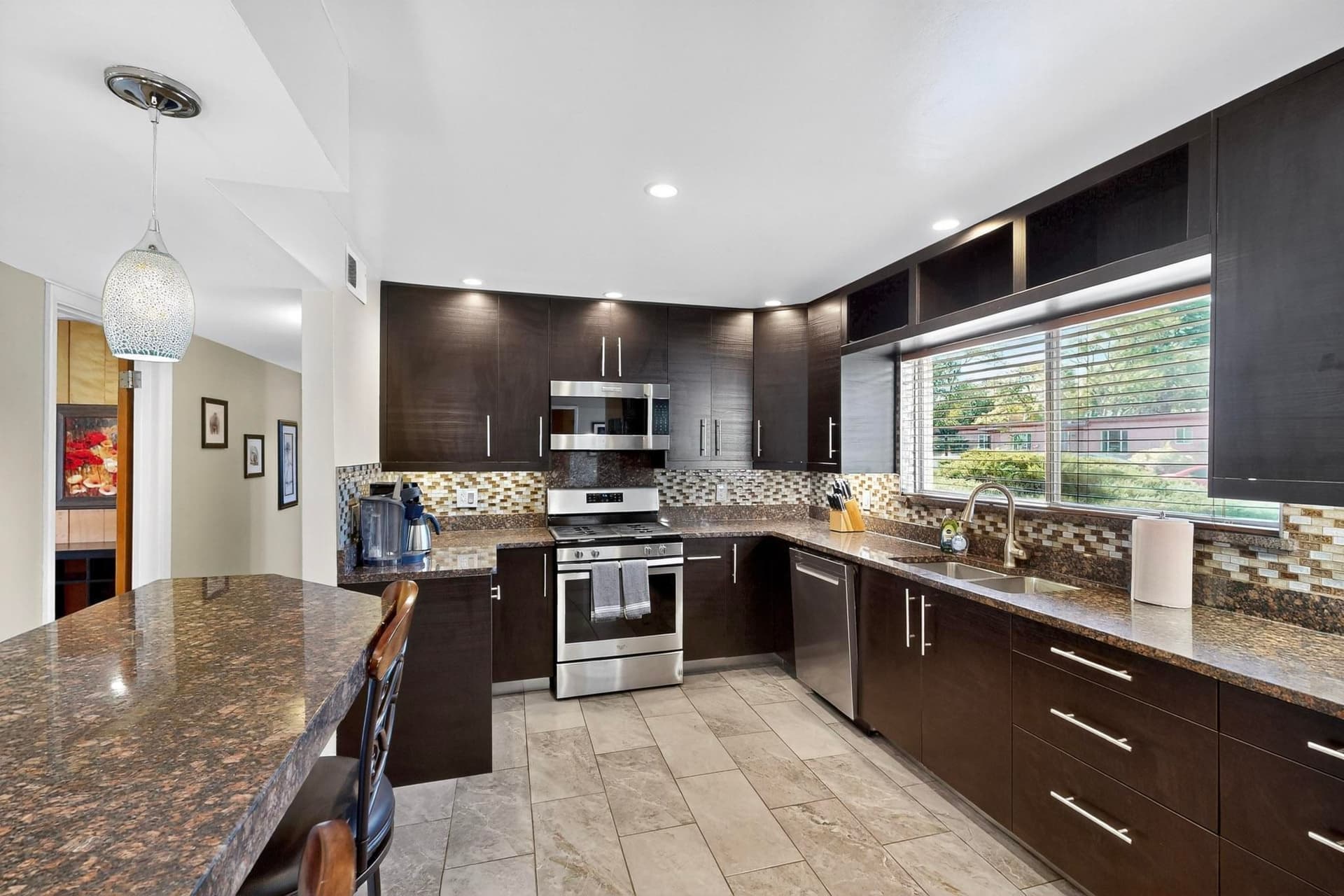 Glass Garden Villa. Spacious Upgraded 3BR apartment with private backyard, garage. Utilities included! Furnished!