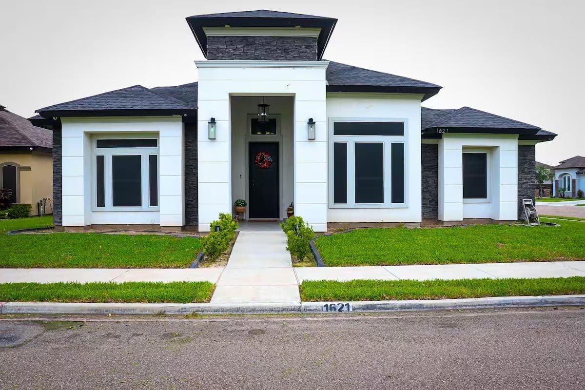 Modern 3BR 2.5BA Edinburg TX - EV Charge, Pet, TDY