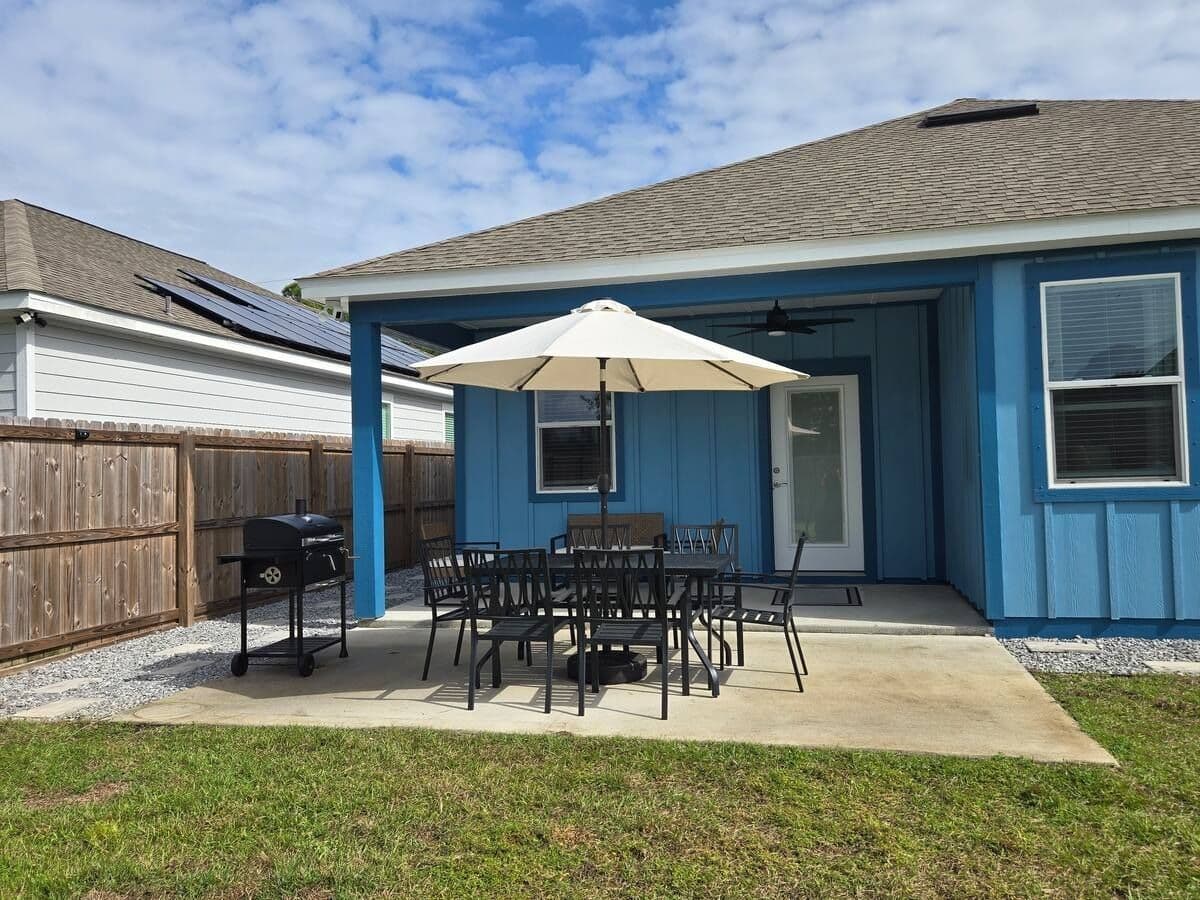 Stylish 3BR/2BA TDY Retreat Near Hurlburt AFB & Navarre Beach – Fully Furnished, Sleeps 8, Garage + Backyard Oasis