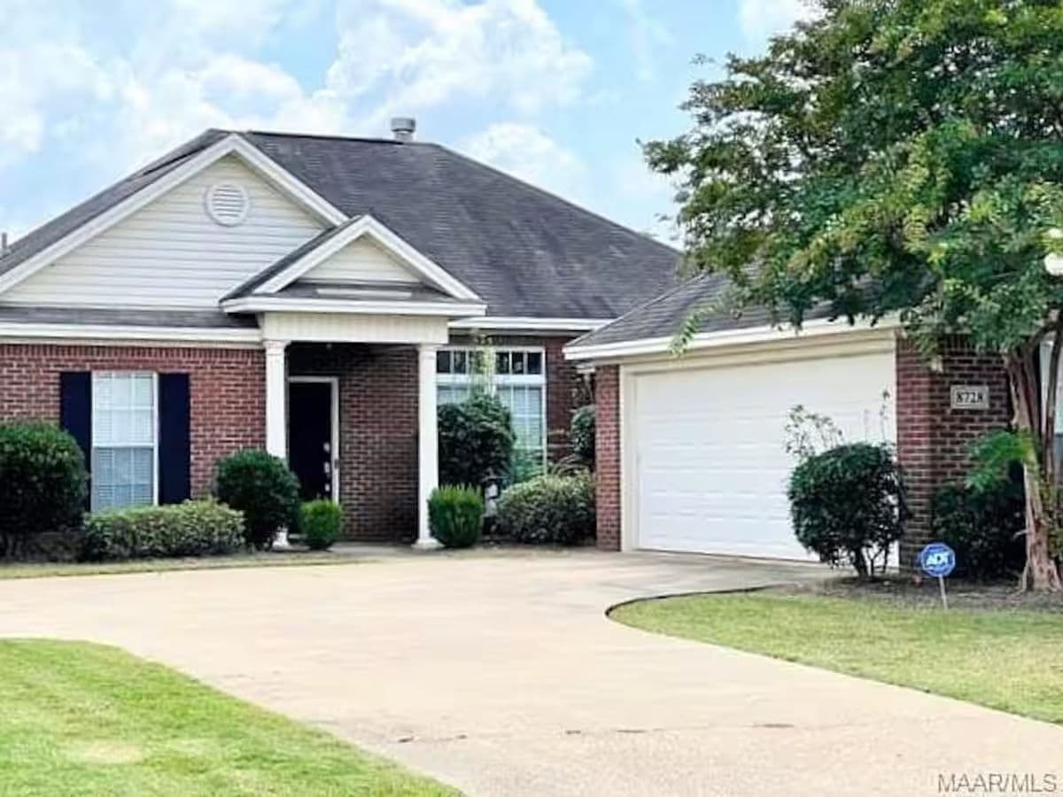 Spacious EastChase Home Near Maxwell AFB – 3BR, Vaulted Ceilings & Fenced Yard