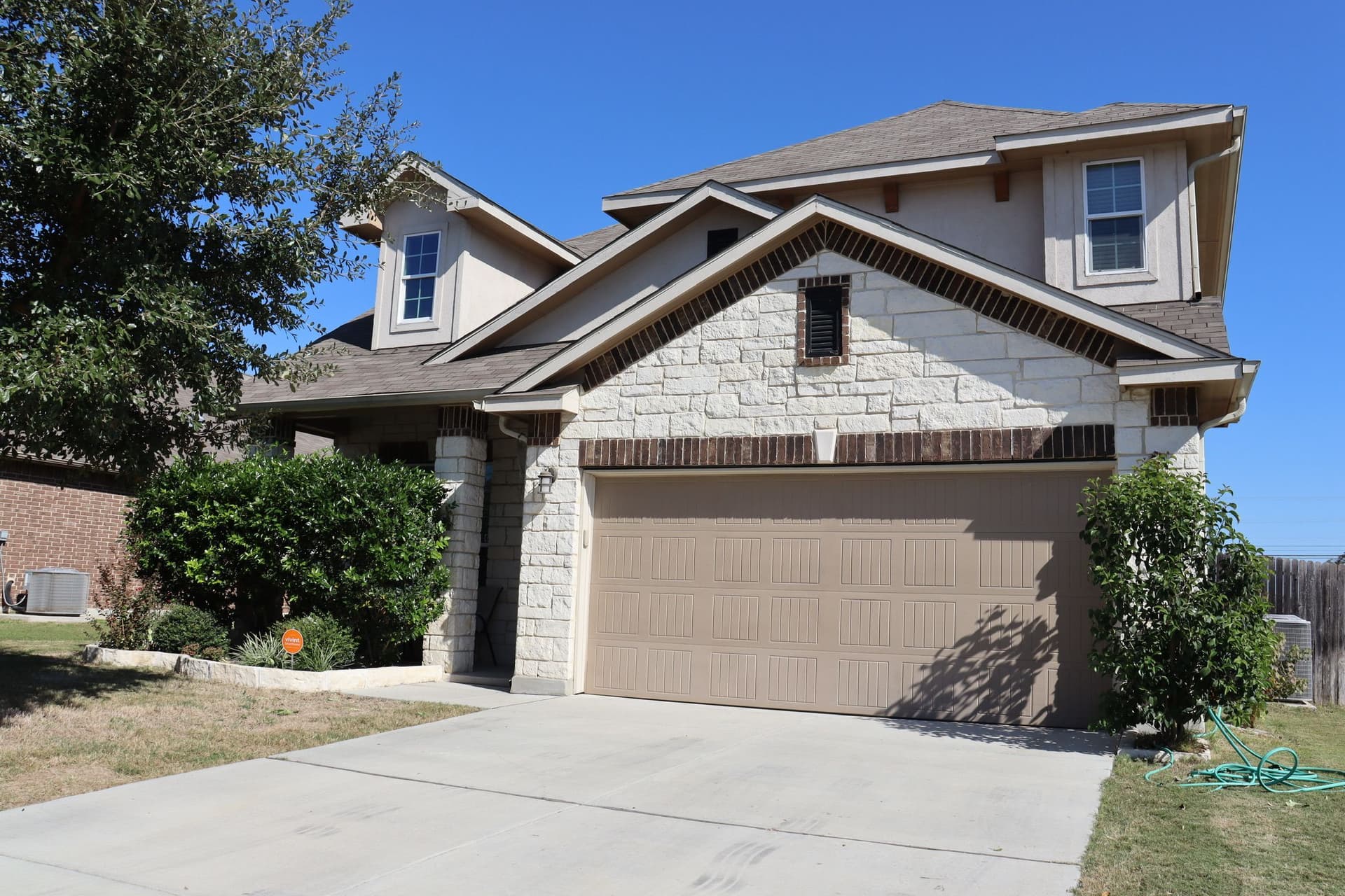 Crashpad 4BR 2.5BA Home Randolph AFB - Modern, Pet Friendly