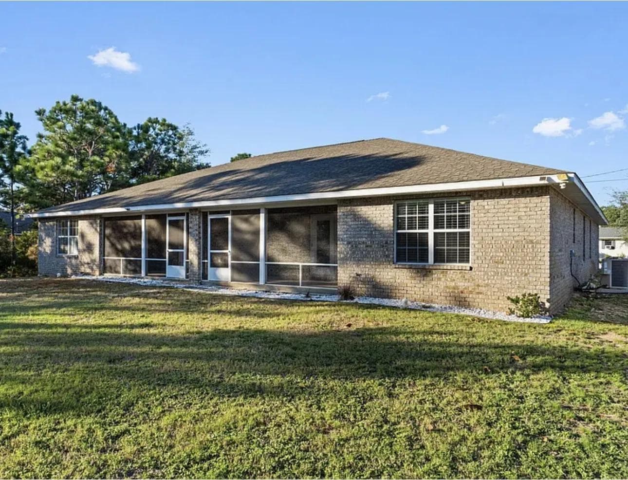 Hurlburt/Eglin TDY home minutes to Navarre and Pensacola Beach. 3bd 2 bath. All new furniture!