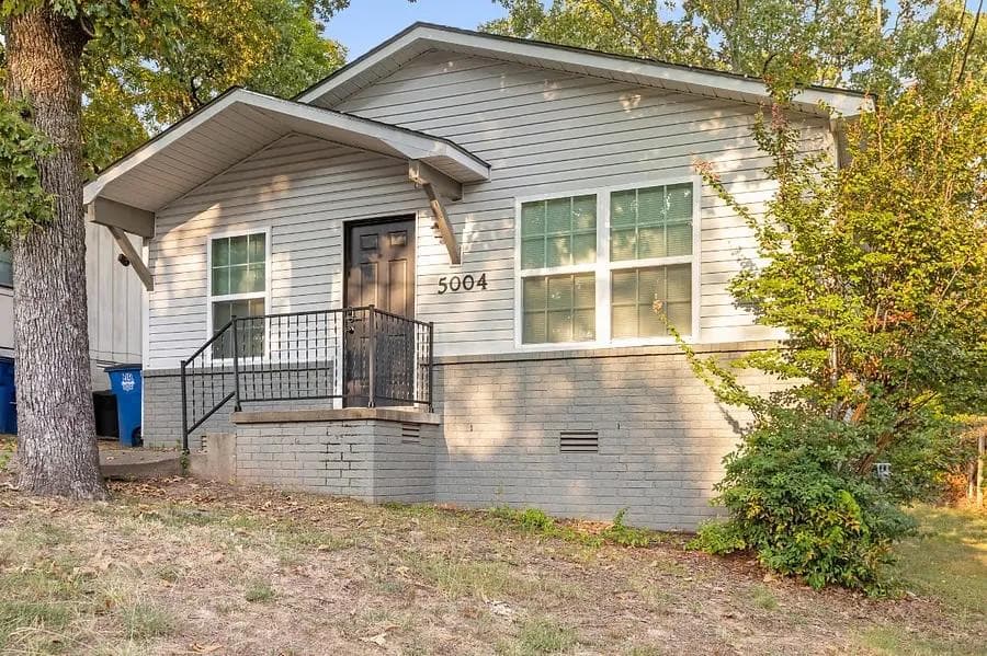 Mid-Century Modern 2BR Retreat Near Little Rock AFB with Private Backyard
