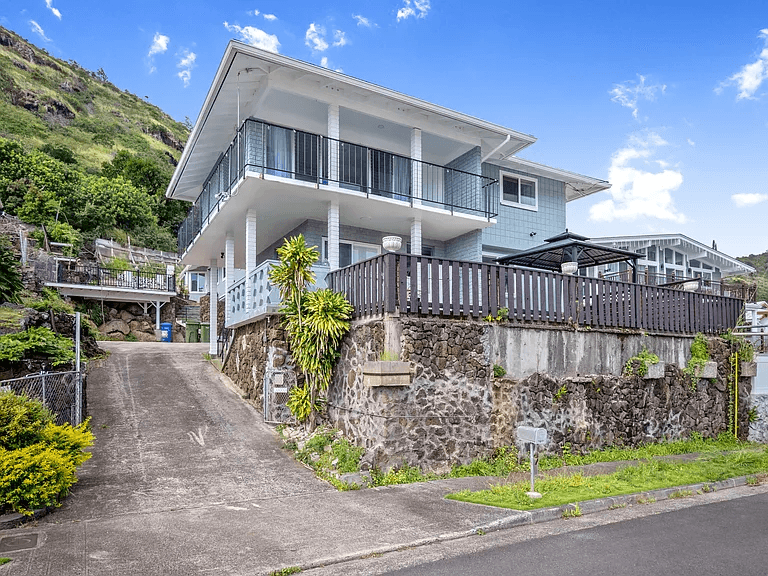 Moanalua Valley 2BR Oasis with Balcony Near Hickam AFB