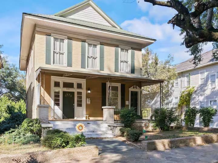 Modern 1BR Retreat Near Maxwell AFB | Private Deck & Full Kitchen