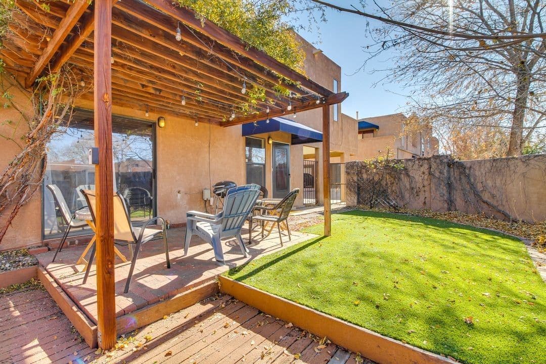 Modern 2BR/2BA Townhome Near Kirtland AFB – Fenced Yard, Workspace & Balcony Views