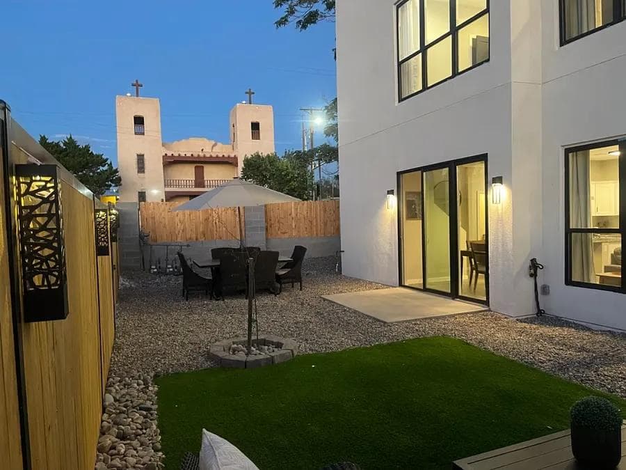 Modern 2BR Townhome Near Kirtland AFB w/ Private Yard & Garage