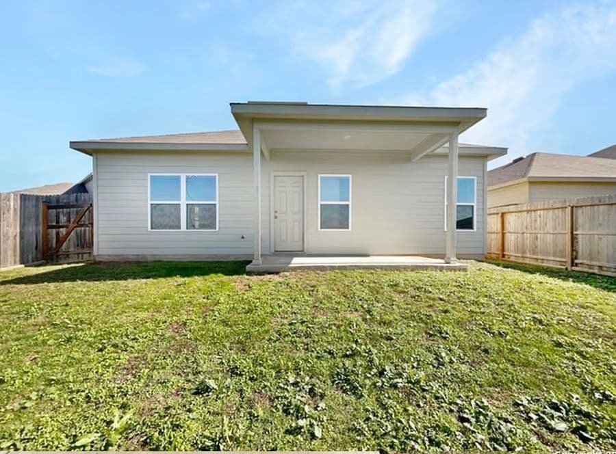 Modern 3-Bed, 2-Bath Home Near Randolph AFB – Spacious, Serene, and Well-Maintained