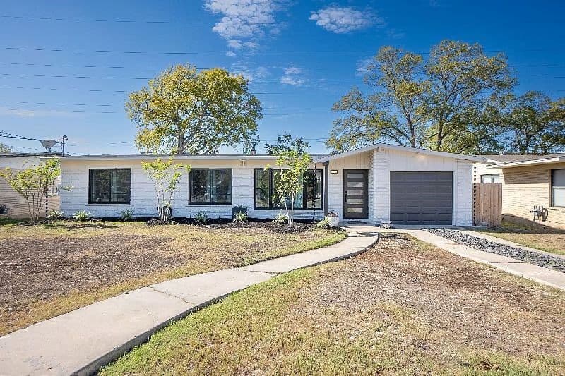 Modern 3BR Retreat Near Randolph Air Force Base with Game Room & Spacious Backyard
