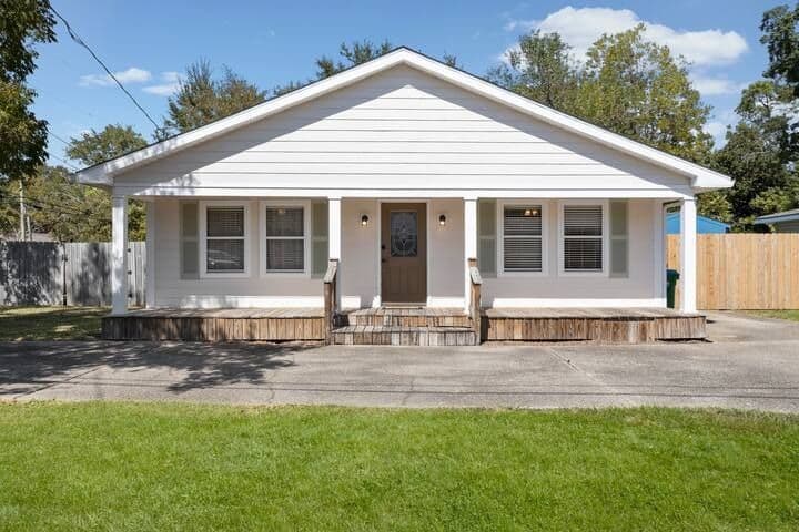 Pet-Friendly 2BR/2BA Near Keesler AFB | Private Yard & Modern Comforts
