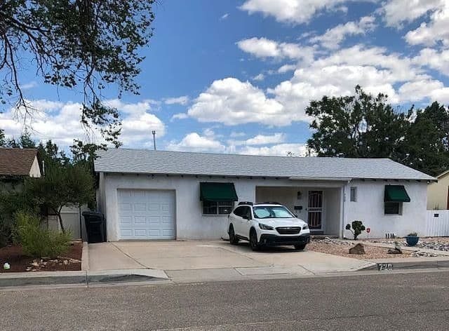 Pet-Friendly 2BR/2BA Remodeled Bungalow Near Kirtland AFB & Hospitals