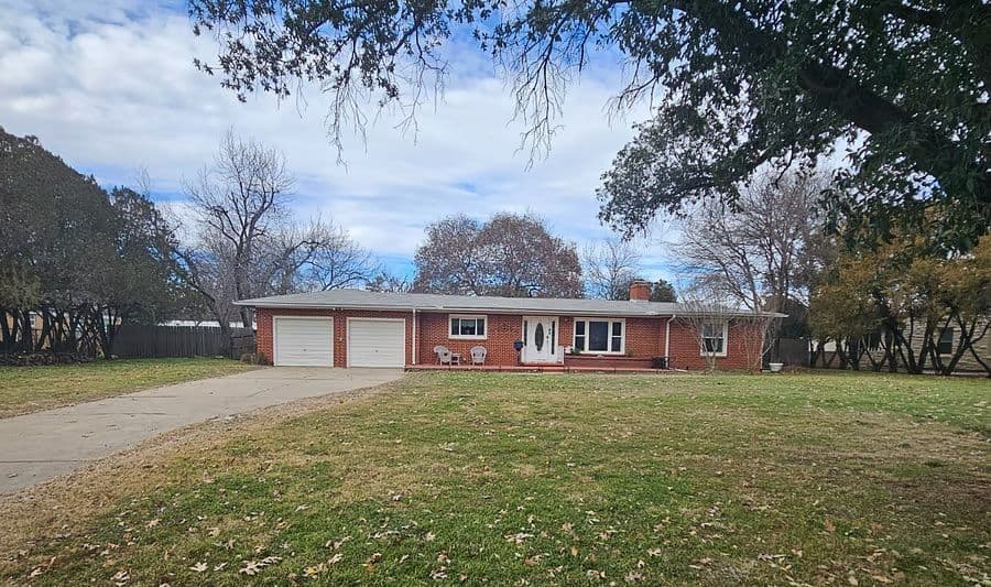 Pet-Friendly Spacious 3 Bedroom & 2 Bathroom Near Sheppard AFB w/ Large Yards