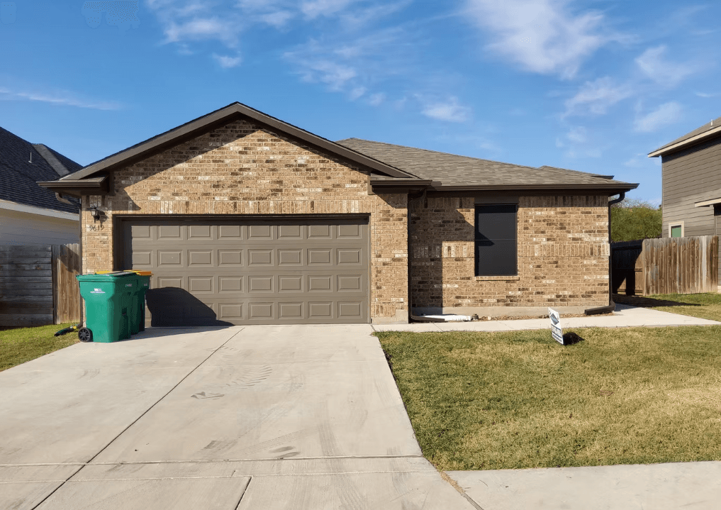 Spacious 3-Bed, 2-Bath Home with Garage & Covered Porch Near Randolph AFB