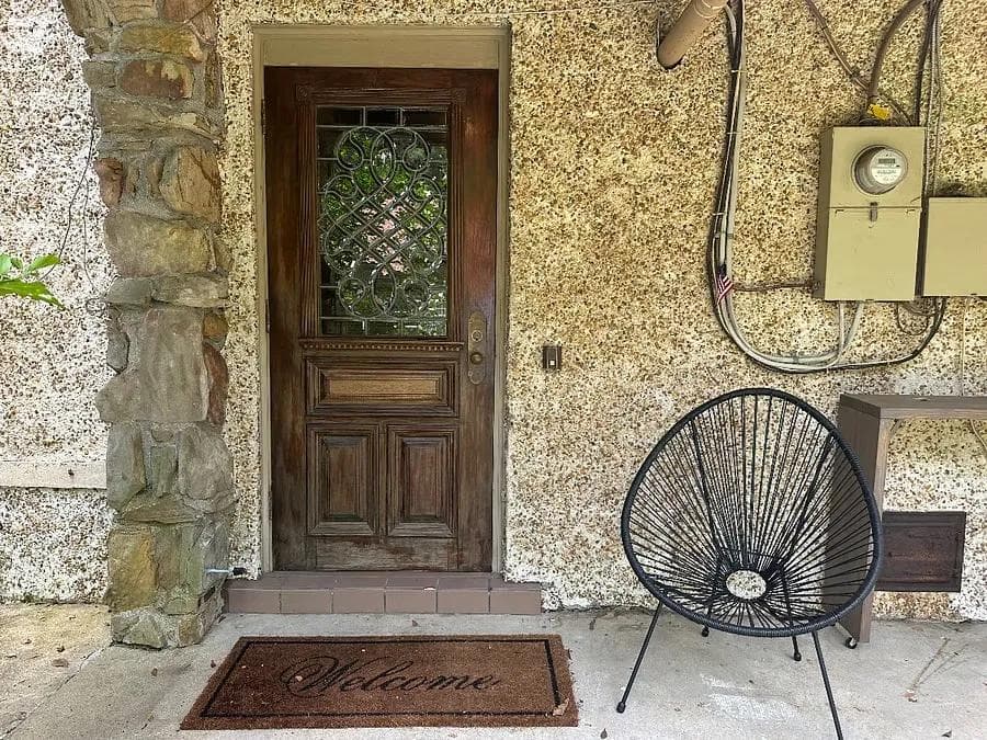 Renovated Historic Apartment Near Maxwell AFB – Hardwood Floors & Screened Porch