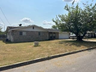 Spacious 3-Bed, 2-Bath Retreat Near Randolph AFB – Steps from the Lake