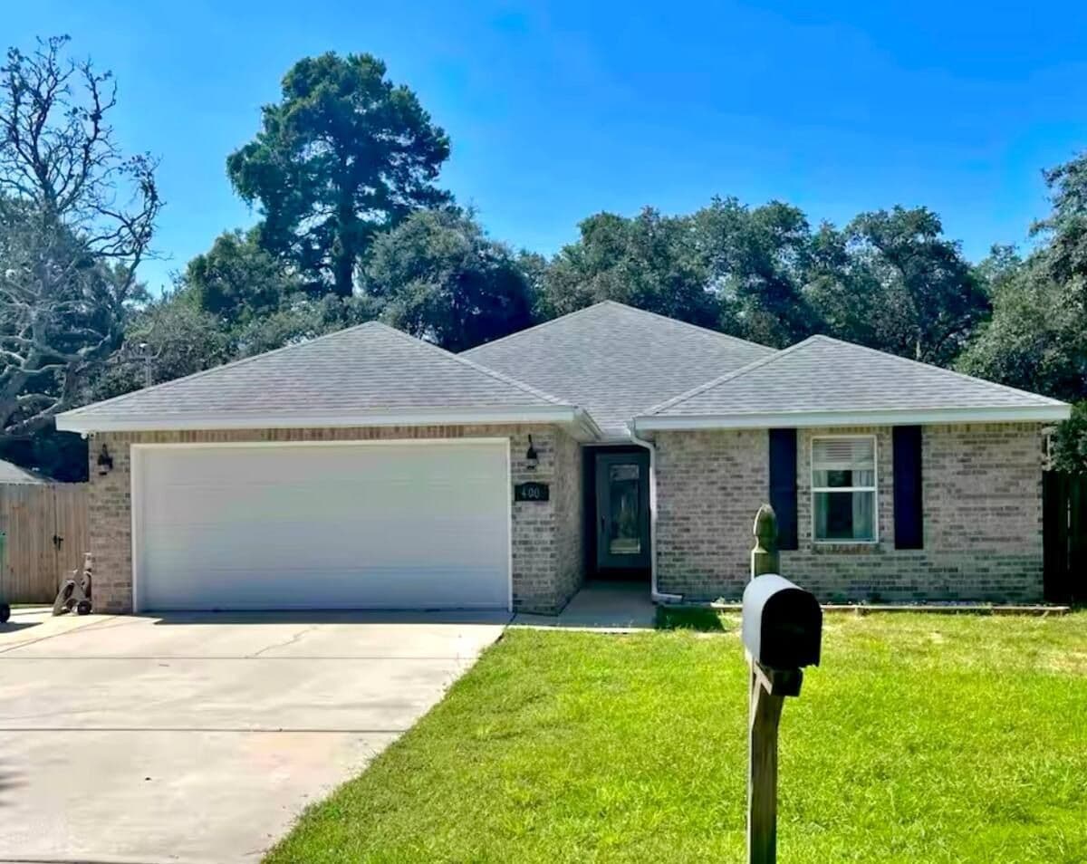 Spacious 3BR/2BA Retreat Near Hurlburt AFB – Pet Friendly with Backyard & Garage