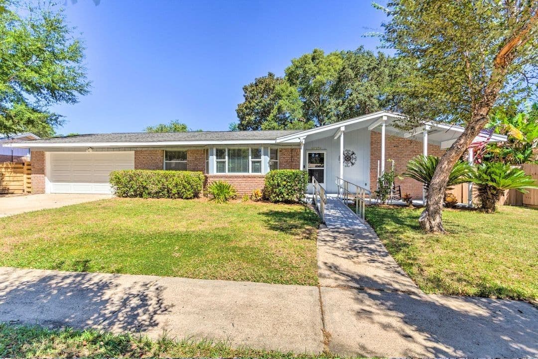 Spacious 4-Bedroom Home Near Eglin AFB – Private Pool & Beach Access