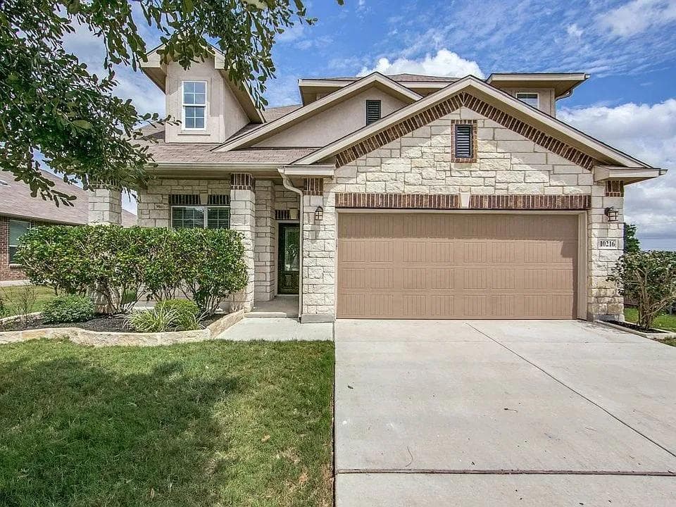 Spacious 4BR Home Near Randolph AFB with Two Living Rooms & Fire Pit