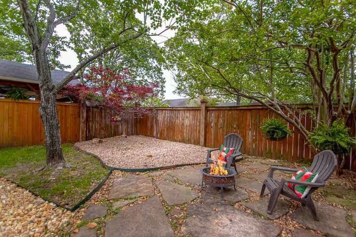 Stylish 1BR Guesthouse Near Little Rock AFB with Garage Parking & Private Yard