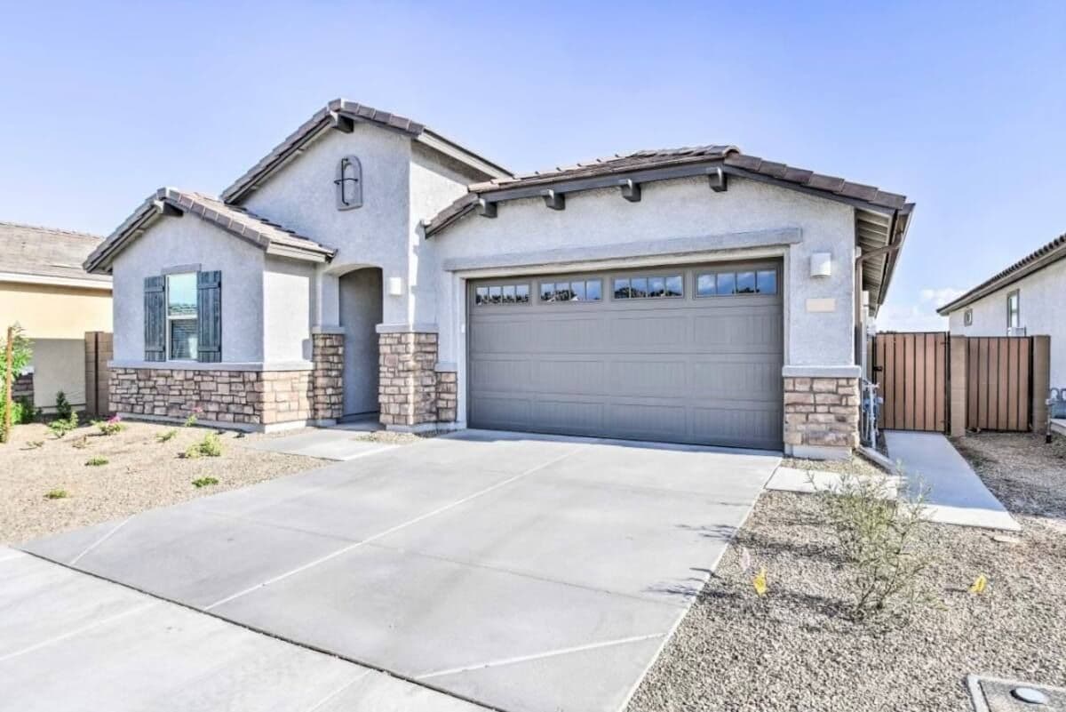 Stylish 3BR Home Near Luke AFB – King Beds, Workspace, Family Amenities