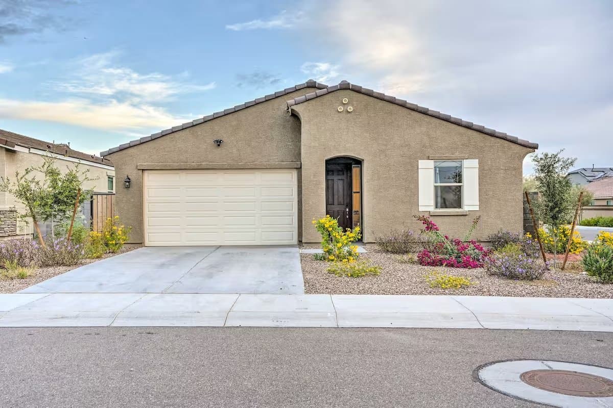 Deluxe Brand-New 3BR/2BA Smart Home /w Putting Green & Home